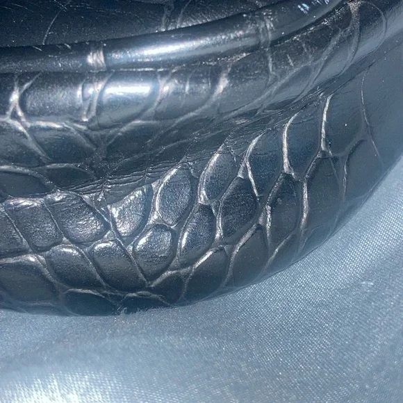 Yves Saint Laurent Black Croc-Embossed Shoulder Bag - Picture 4 of 10